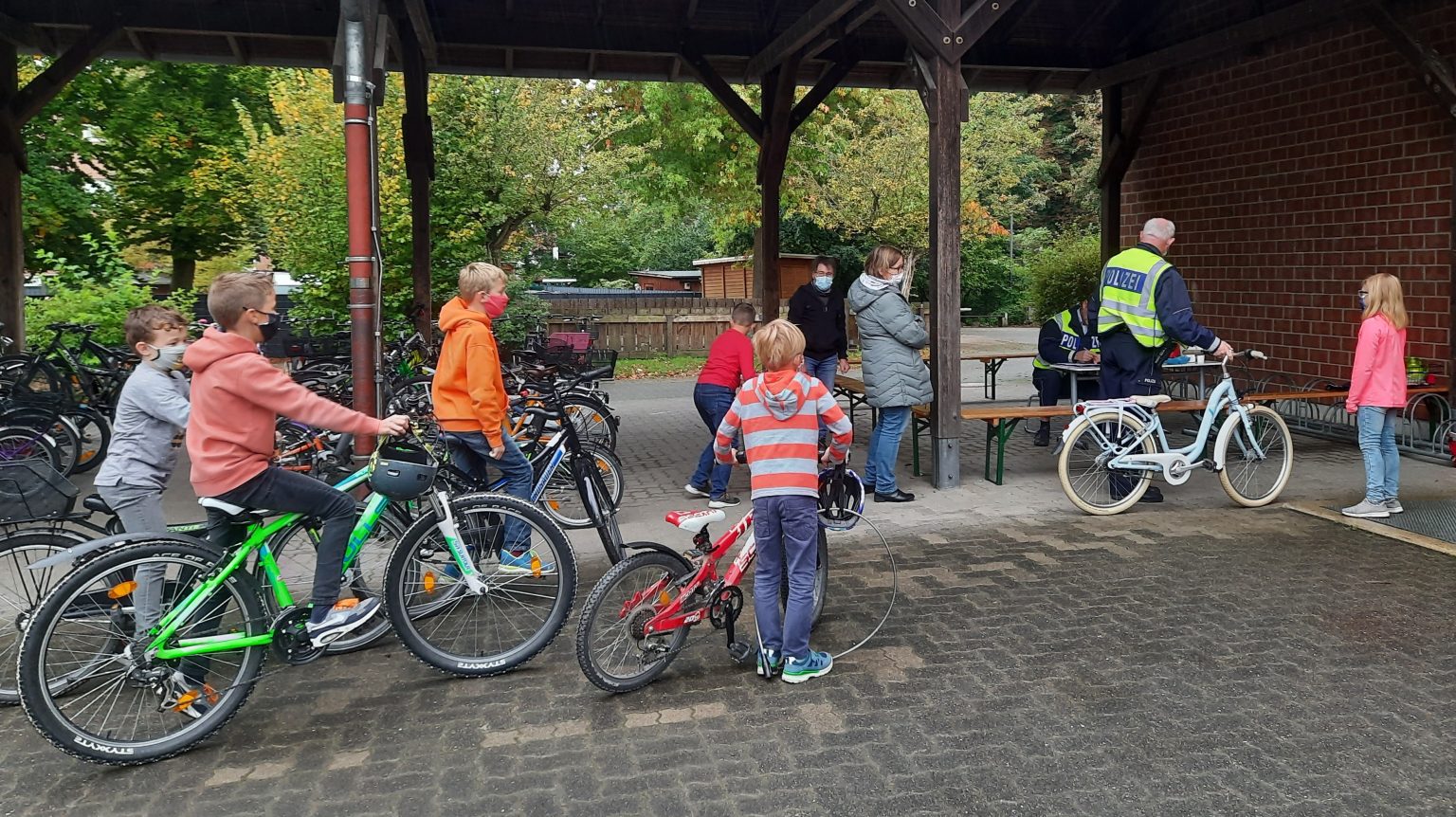 Fahrradkontrolle durch den Förderverein in Neuenkirchen