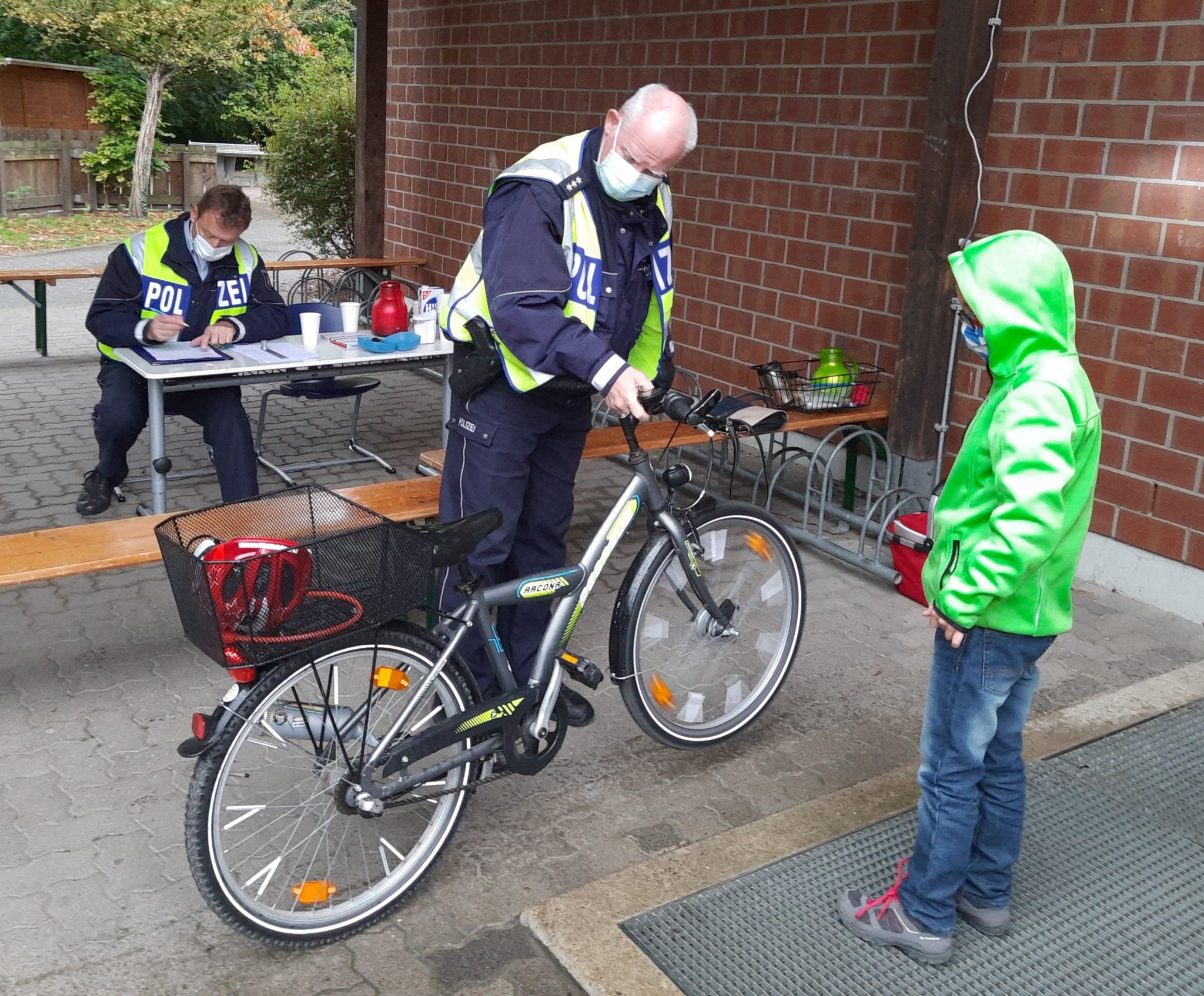 Fahrradkontrolle durch den Förderverein in Neuenkirchen